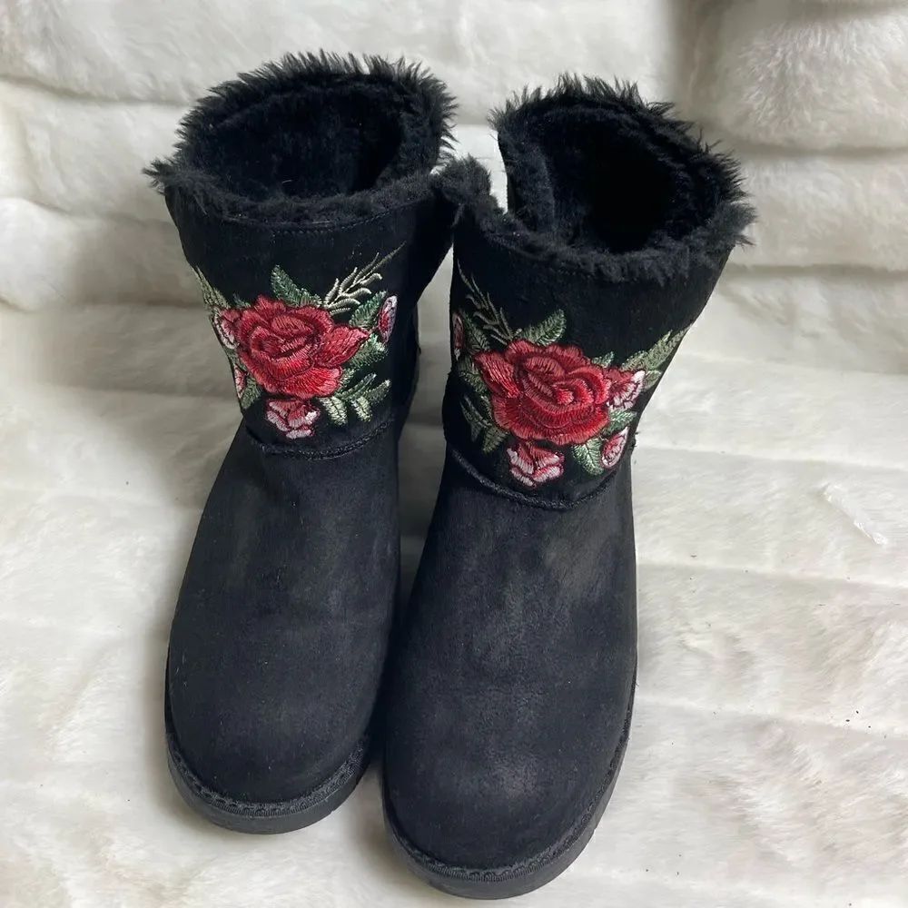Rock & Candy black faux suede boots .Red rose embroidery faux fur lining SZ10
